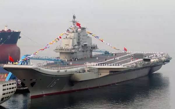 中國人民解放軍海軍福建艦是中國第三艘航空母艦，也是中國第二艘國產(chǎn)航母。至于四川艦正式出塢的時(shí)間，暫時(shí)無法提供準(zhǔn)確信息。建議關(guān)注最新的官方報(bào)道或軍事新聞資訊獲取相關(guān)信息。