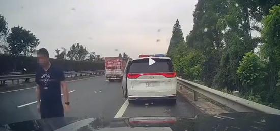 外賣員嫌小車減速擋道竟將車牌掰彎