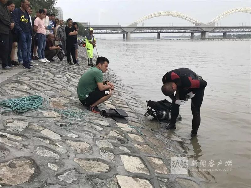 澳門六合網(wǎng)金牛版,16歲弟弟為救跳河姐姐不幸溺亡