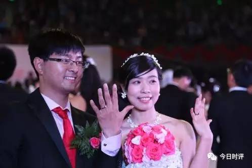 香港二四六天天免費資科,霍啟剛弟弟帶未婚妻參加好友婚禮