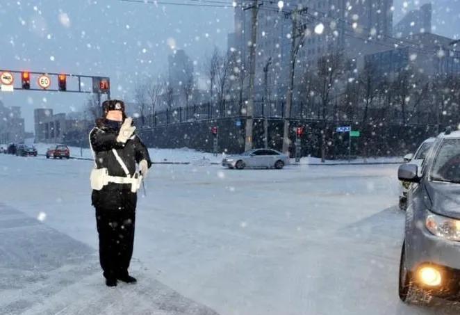 新澳門(mén)內(nèi)部資料大全,司機(jī)雪天誤入重慶山路熱心大哥解圍