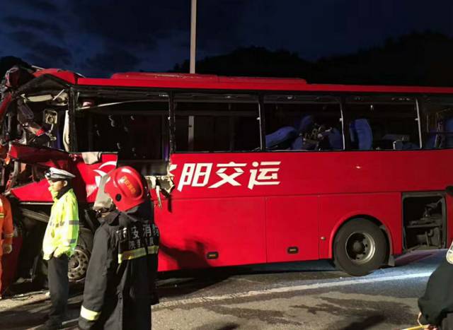 香港紅姐論壇資料大全,客車側(cè)翻路邊多名傷者送醫(yī)治療