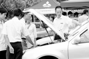 青奧體育公園附近樓盤,服務區(qū)被劃胎車主方稱堅決不和解