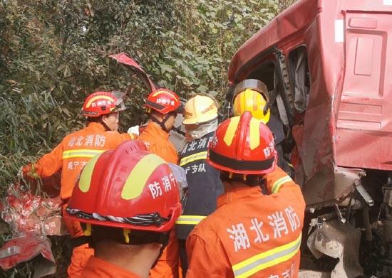 118118圖庫彩圖管家婆,貨車撞上限高桿司機(jī)被困 消防救人實(shí)證解答解釋定義_戰(zhàn)略版68.51.89